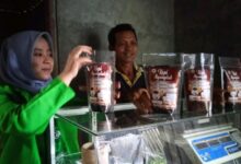 YUDHIT WAHYU SETYOWATI, MAHASISWA KKN MANDIRI UNIVERSITAS BOYOLALI BERIKAN EDUKASI KELOMPOK TANI BANYUANYAR.